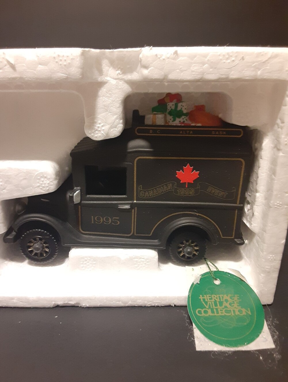 Department 56 Village Express Van 2163-7 Canadian Event Edition Christmas